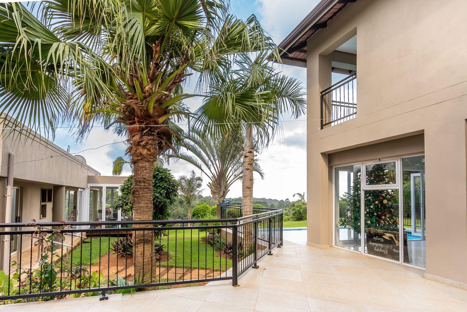 Majestic Luxury Residence with Pool & Scenic Vistas — photograph 5