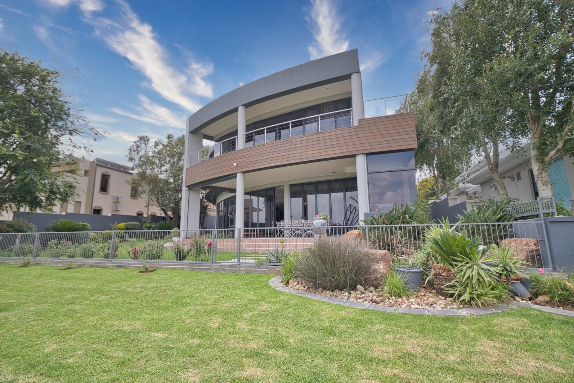 Where Modern Elegance Meets Waterfront Living — photograph 2