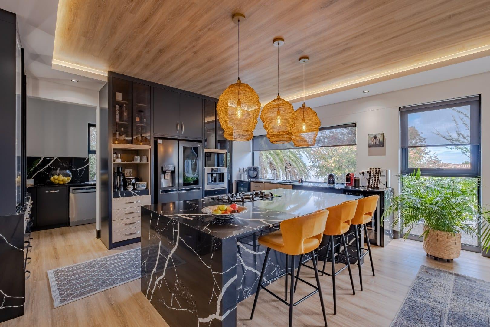 Refined Coastal Residence with Panoramic Ocean and Mountain Views — photograph 5