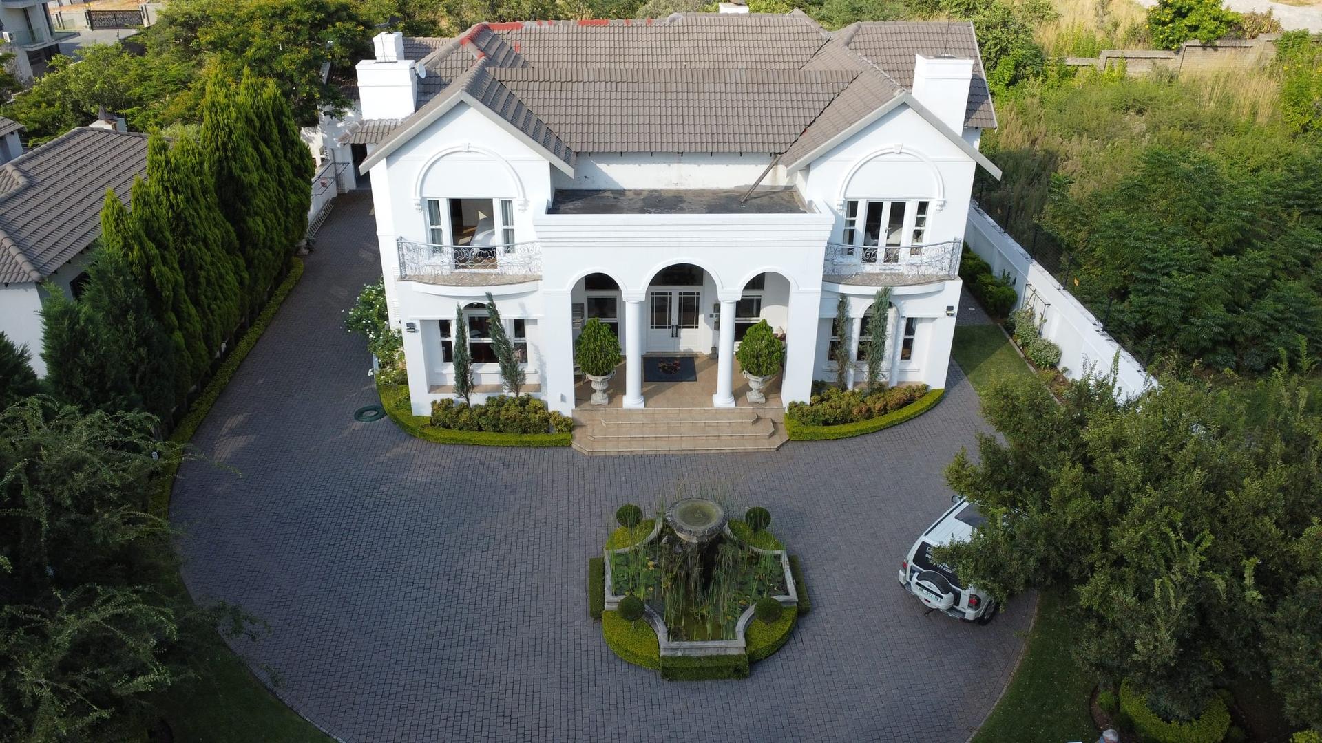 Refined Five-Bedroom Residence of Space and Security — photograph 2