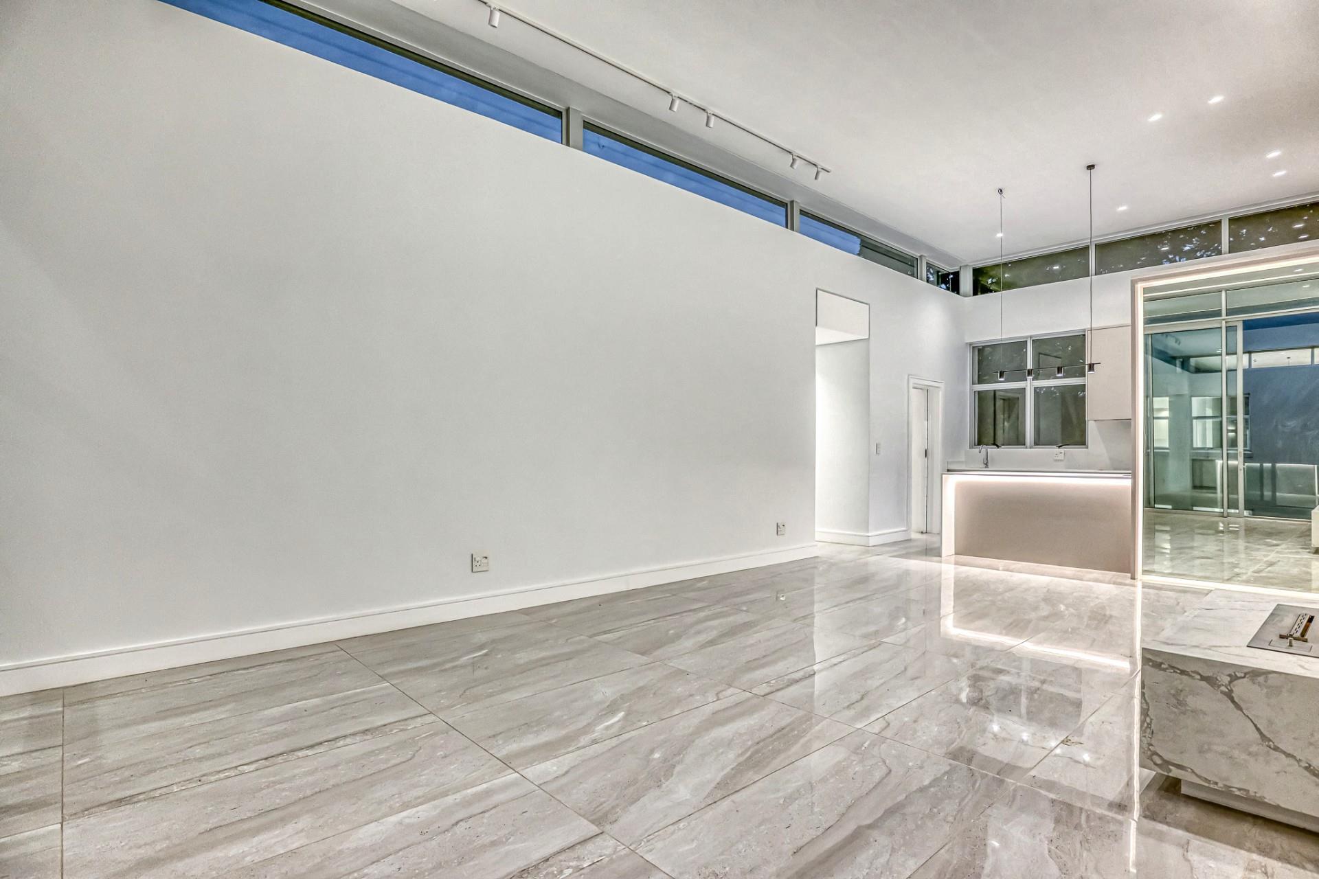 Luxury 3-Bedroom Penthouse — photograph 2