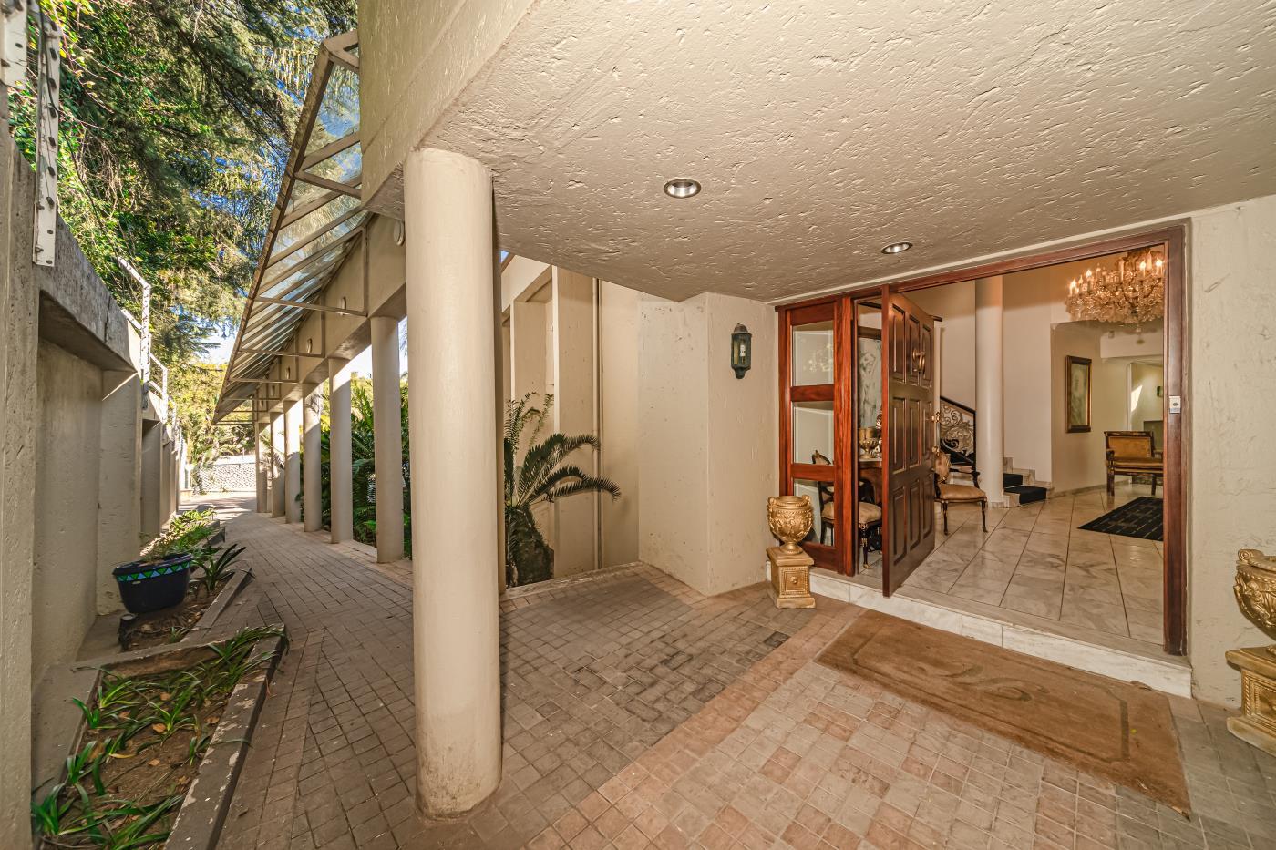 A Rare Classic in Hyde Park — photograph 5
