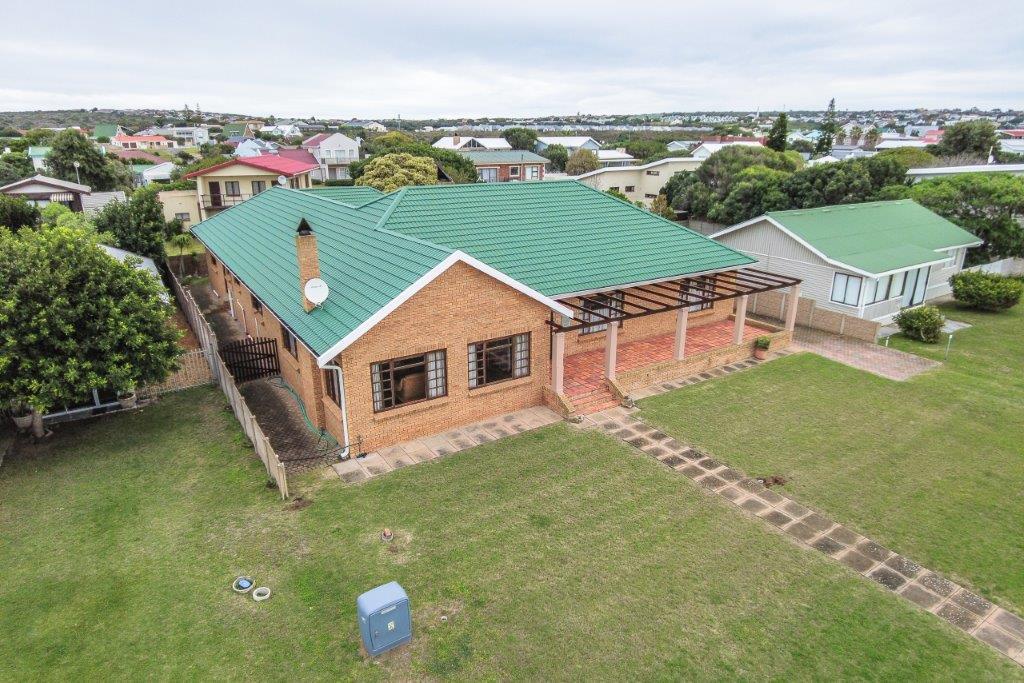 3 Bedroom House For Sale in Stilbaai Wes — photograph 3