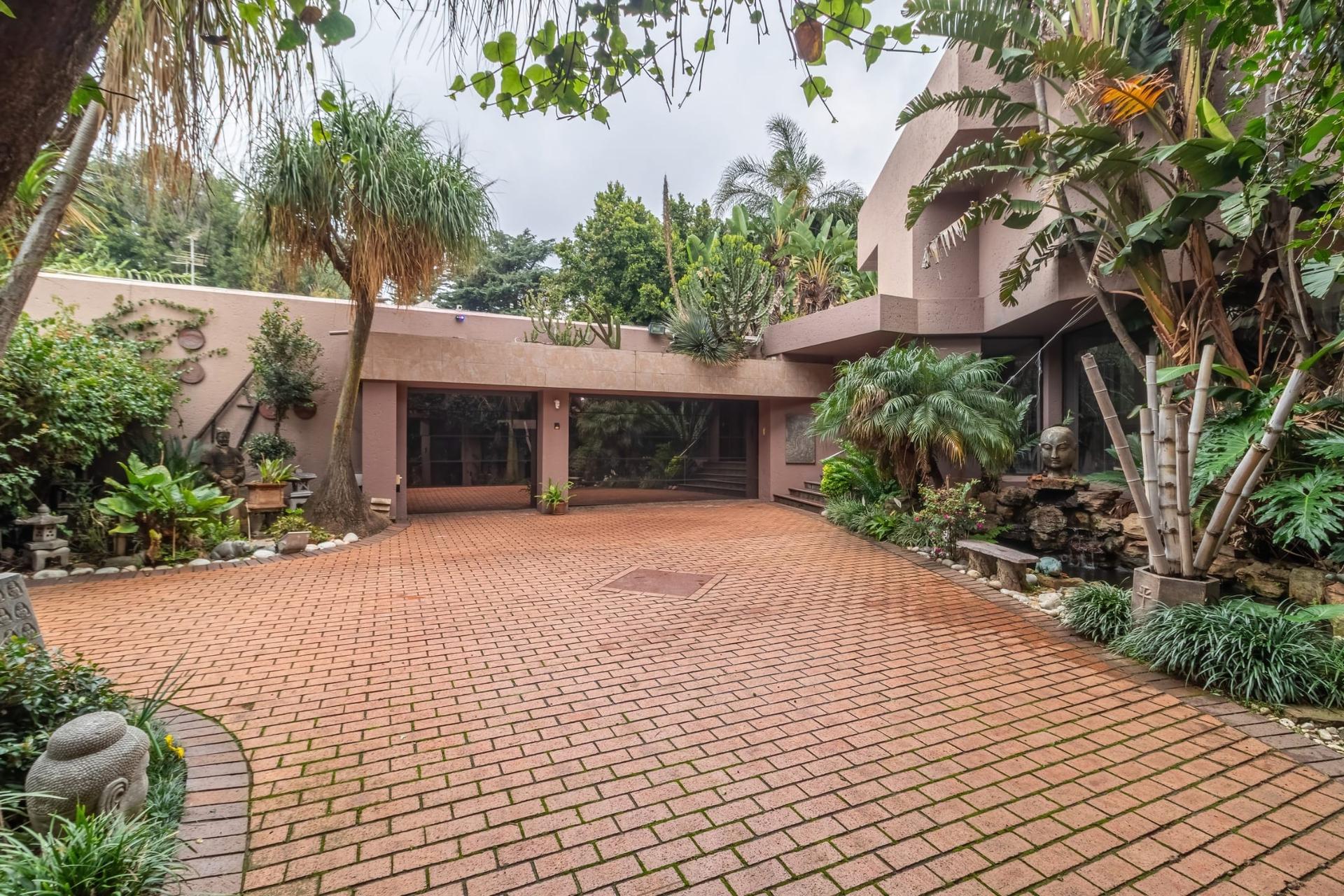 4 Bedroom House For Sale in Bedfordview — photograph 2