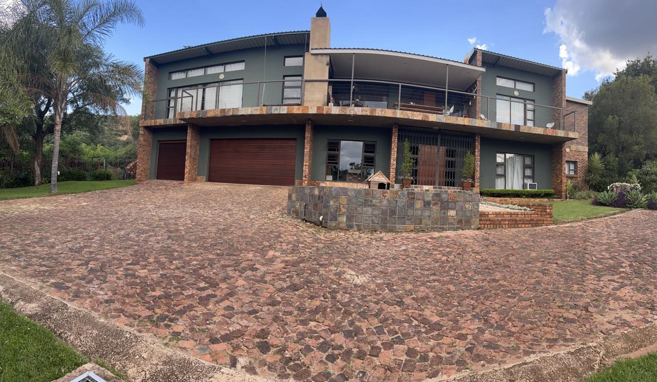 5 Bedroom House For Sale in Zandfontein AH — photograph 5