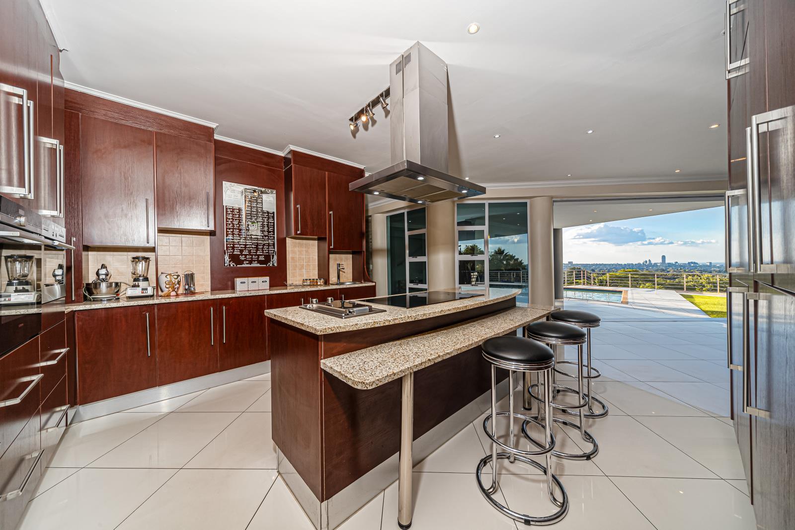 Contemporary Elegance with Panoramic Views — photograph 5