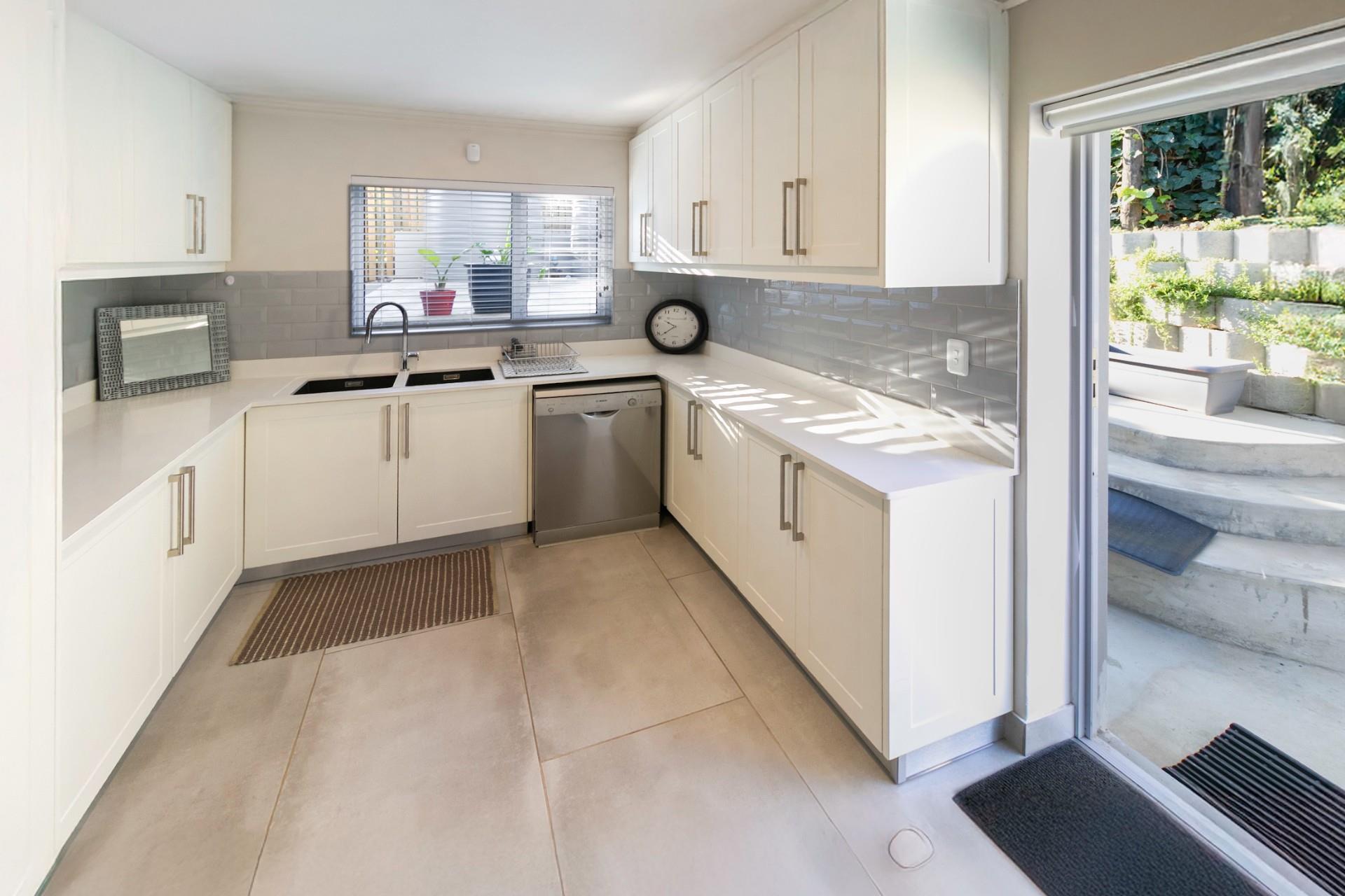 Stylish Knysna Home with Rooftop Views, Wine Cellar & Designer Finishes — photograph 4