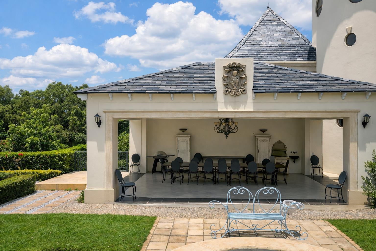 Storybook French Château in Prestigious Equestrian Estate — photograph 5