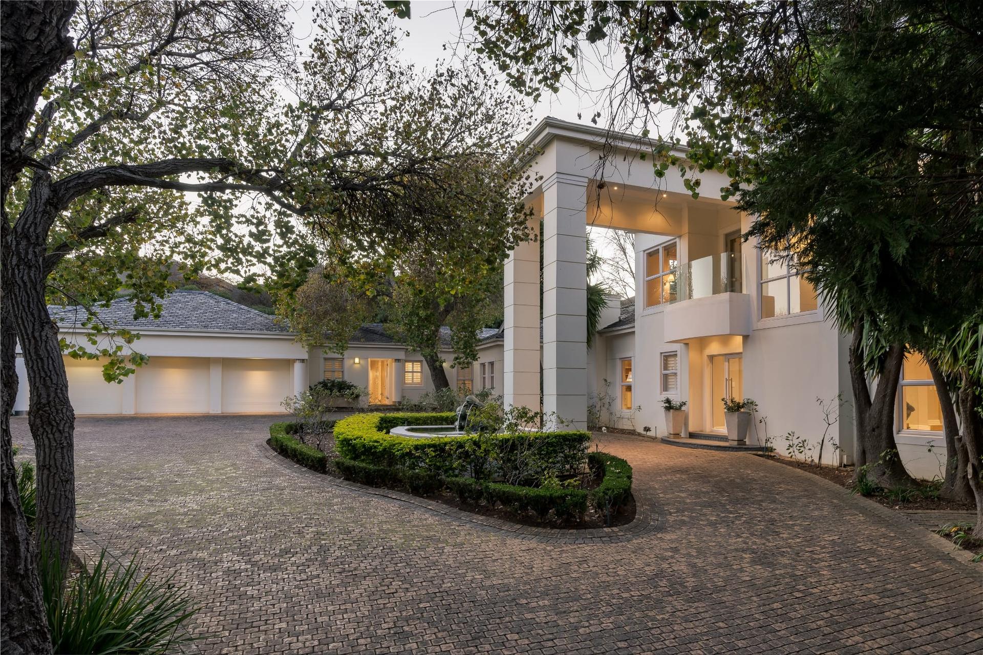 Elevated Golf Estate Living with Mountain Views — photograph 3