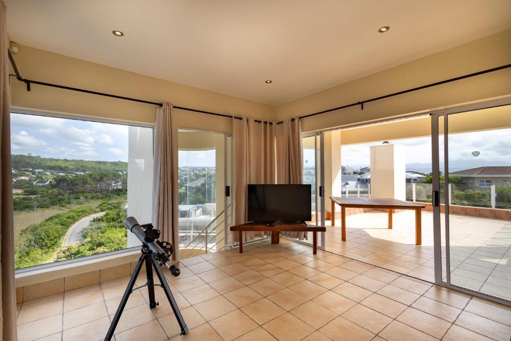 6 Bedroom House For Sale in Solar Beach — photograph 5