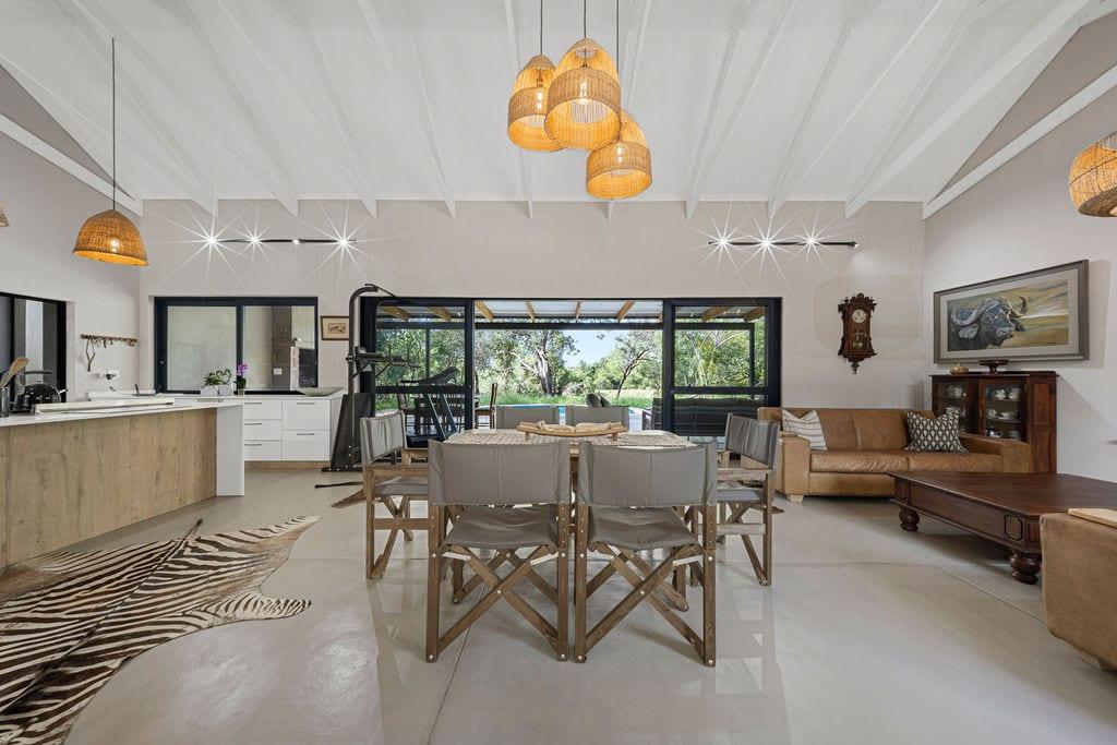 Luxury Bushveld Retreat with Riverbed Views — photograph 2