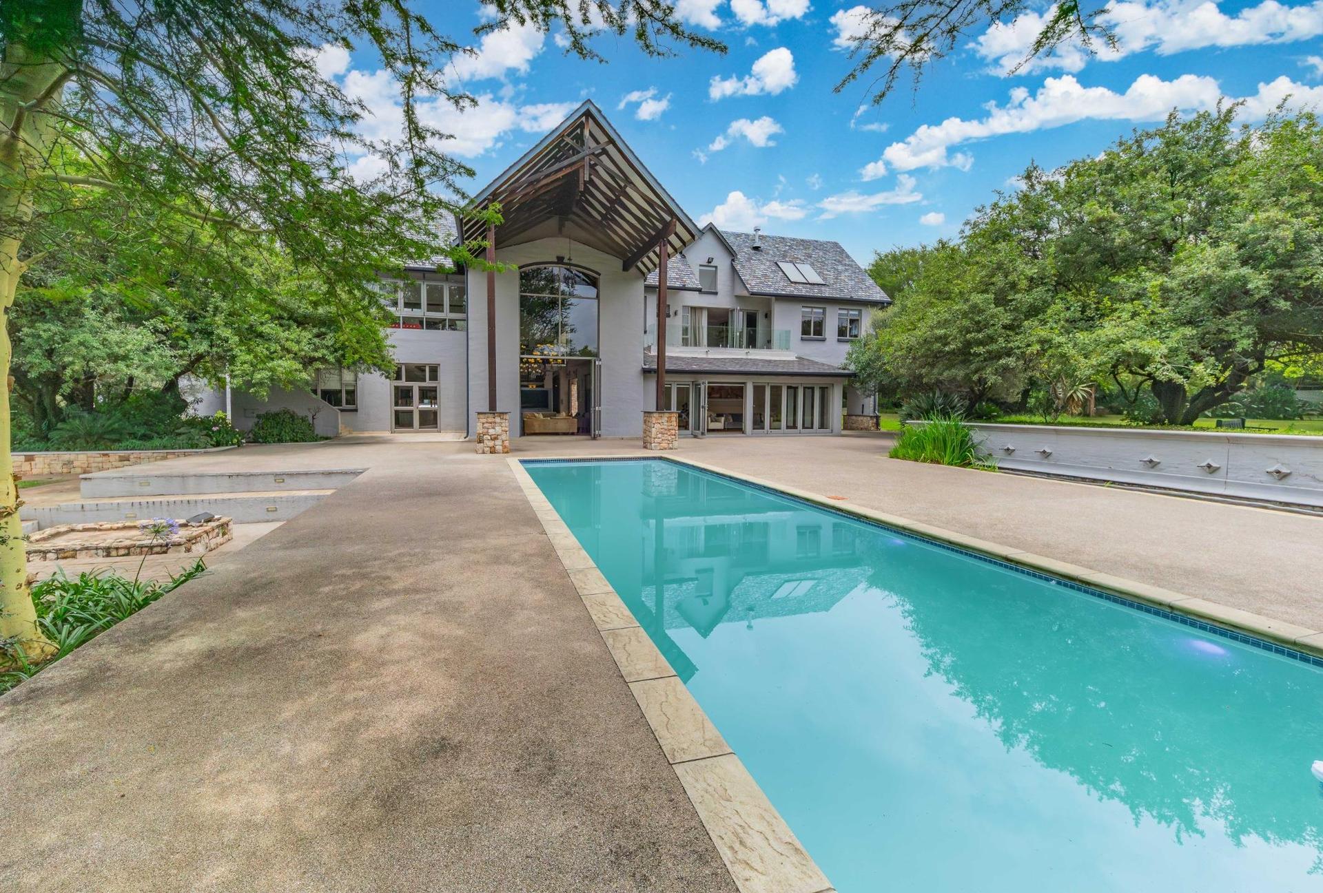 Grand-Scale Rustic Modern Masterpiece — photograph 2