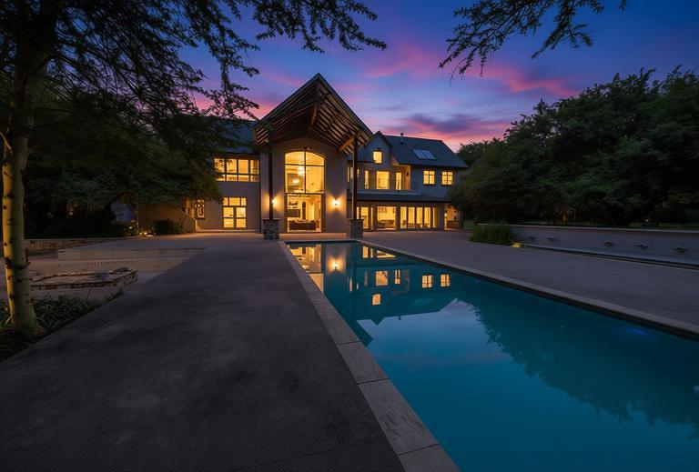 Grand-Scale Rustic Modern Masterpiece — photograph 3