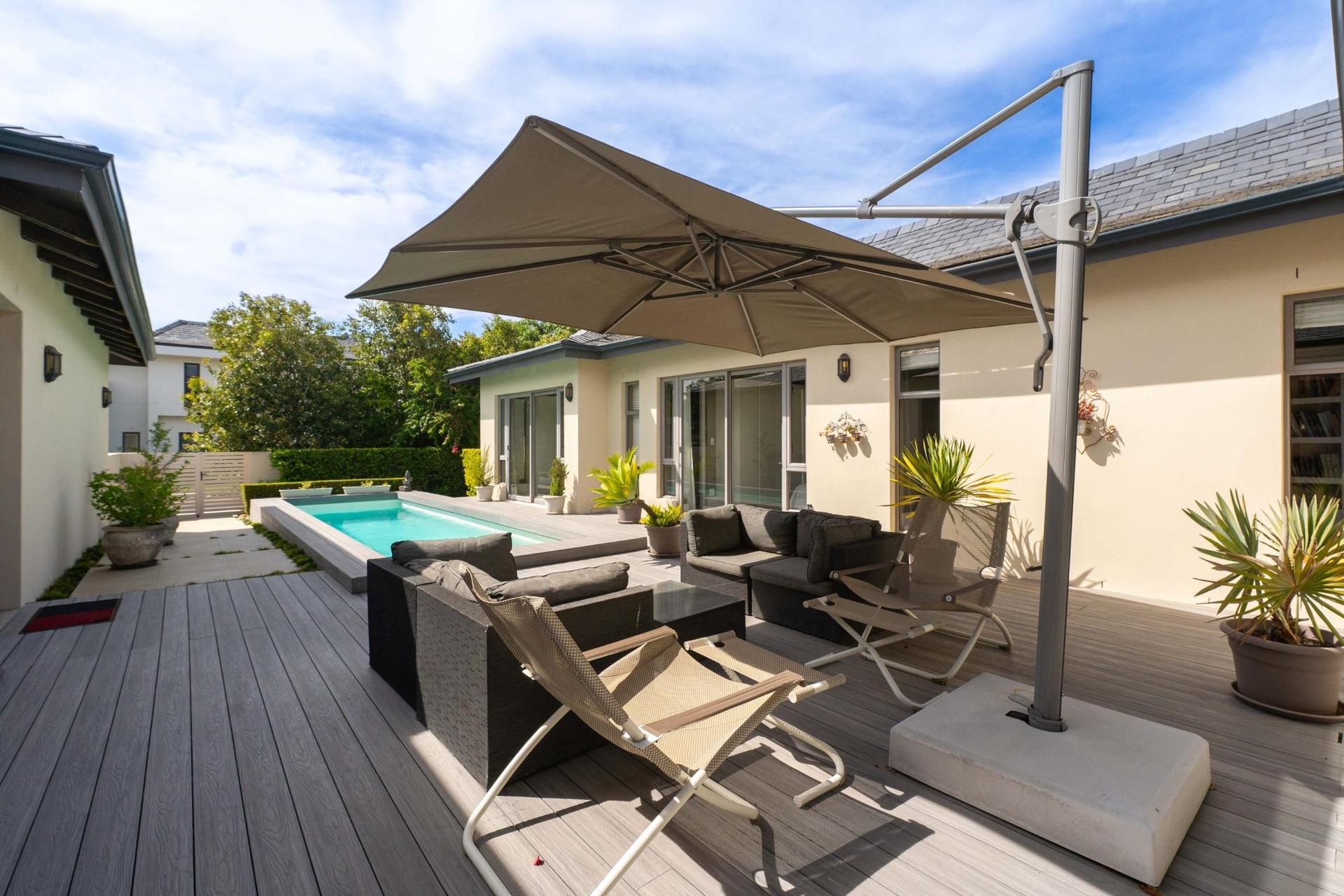Single-Storey Luxury Family Home with Exceptional Indoor–Outdoor Living — photograph 3